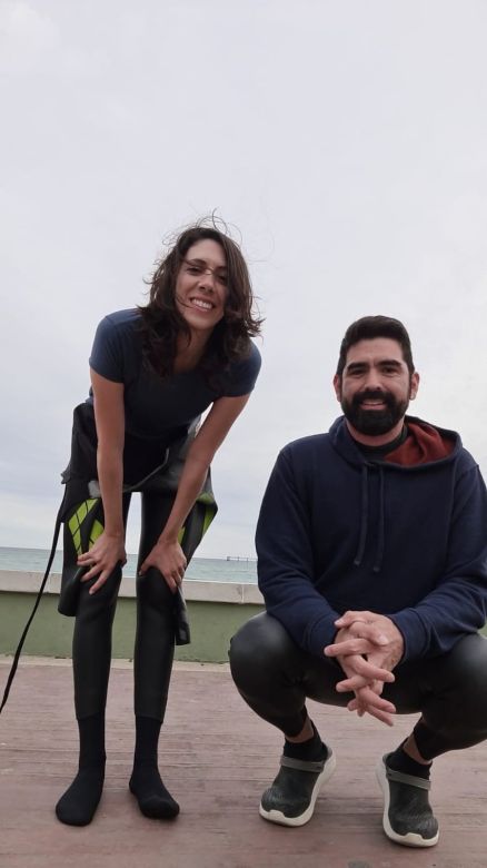 Una pareja de Comodoro Rivadavia nada en aguas congeladas y se prepara para la Copa Mundial 