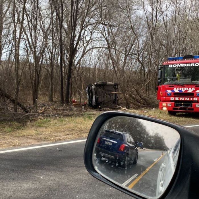 Un auto despistó y volcó en ruta 30