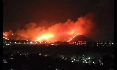 Bomberos combaten las llamas frente al Hotel Internacional del Potrero y en El Volcán