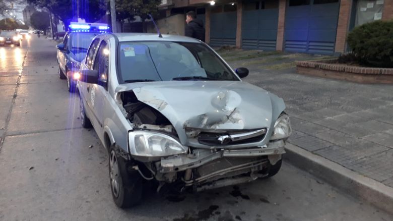 Dos autos chocaron frente a la Plaza Mariano Moreno