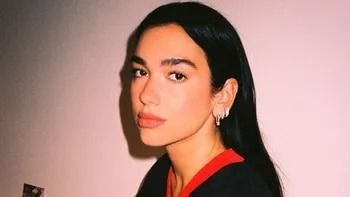 Dua Lipa mostró su talento en la parrilla y revolucionó las redes: la foto del asado que se volvió viral