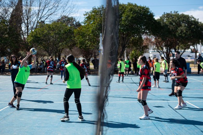 Más de 800 personas presenciaron el sexto encuentro de mini vóley en el Polideportivo N°2