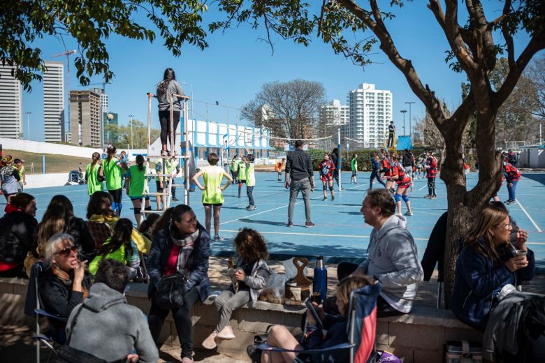 Más de 800 personas presenciaron el sexto encuentro de mini vóley en el Polideportivo N°2