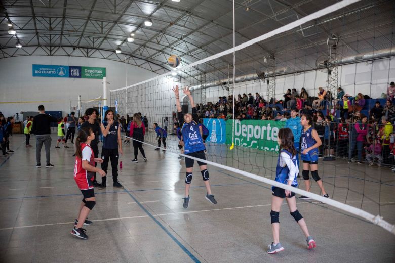 Más de 800 personas presenciaron el sexto encuentro de mini vóley en el Polideportivo N°2