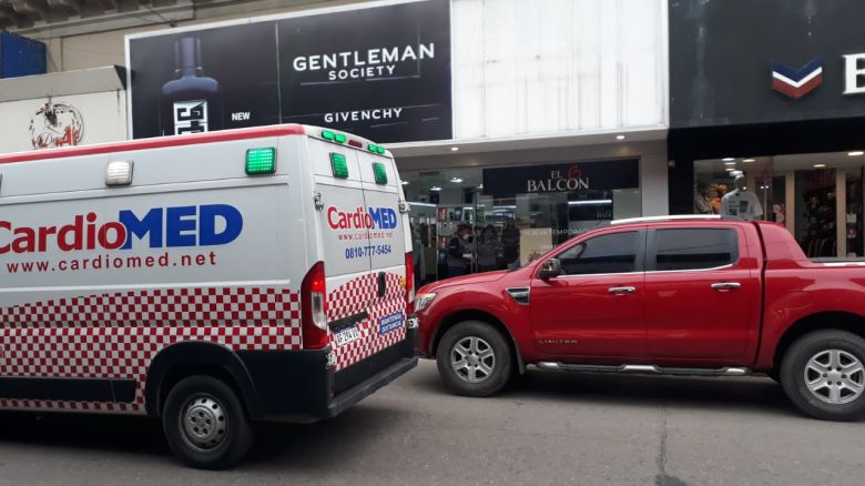 Por los fuerte vientos se cayó un cartel de un local encima de una mujer