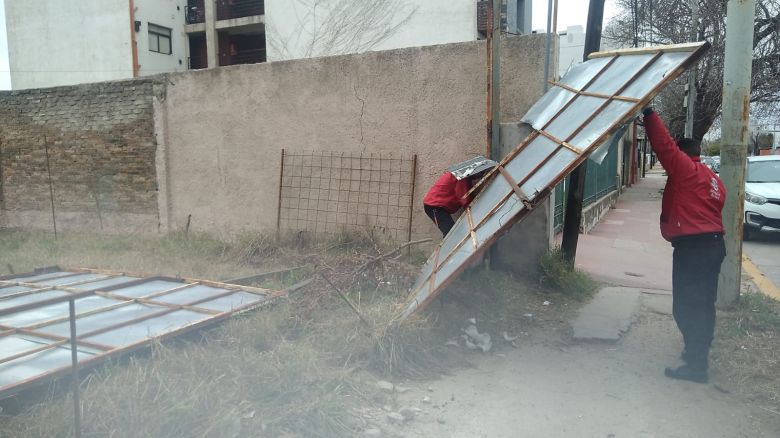 Por los fuerte vientos se cayó un cartel de un local encima de una mujer