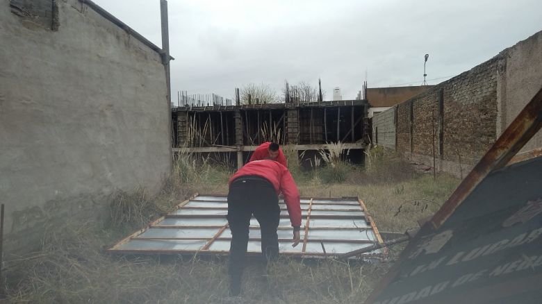 Por los fuerte vientos se cayó un cartel de un local encima de una mujer