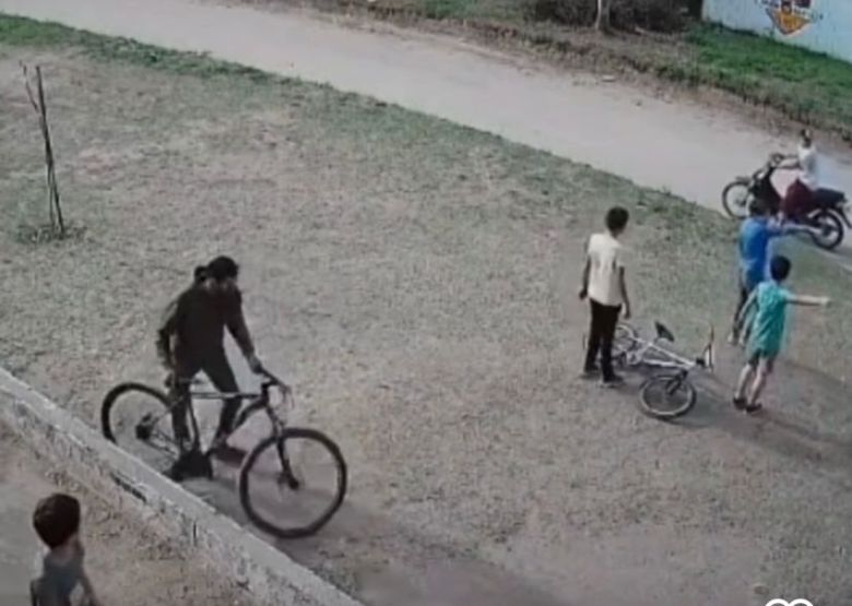 Dos delincuentes le roban una bicicleta a un niño