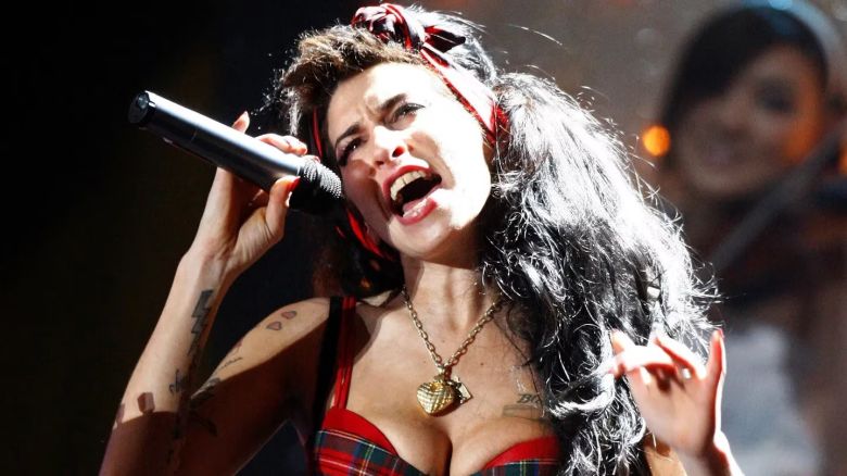 Amy Winehouse cumpliría 40 años: excesos, maratones sexuales y US$5.000 semanales en drogas