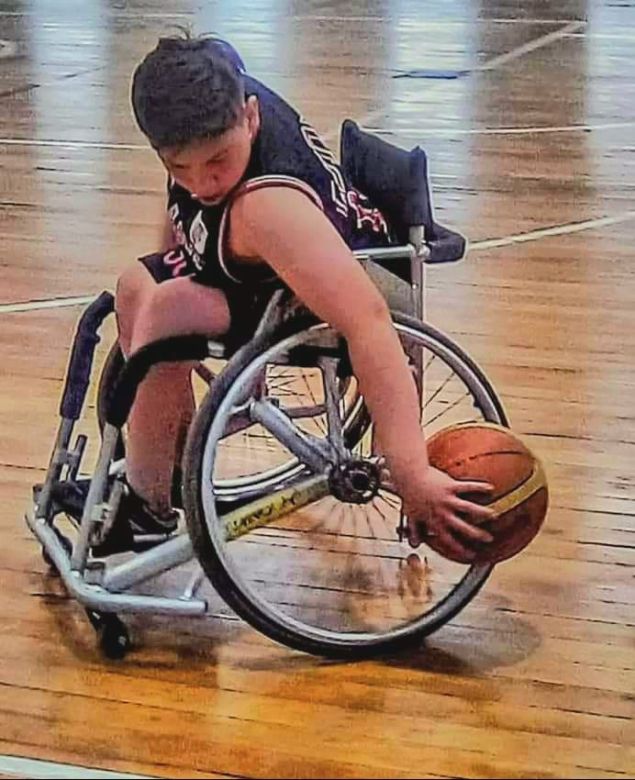 Un joven necesita tener su propia silla para jugar al Básquet Adaptado