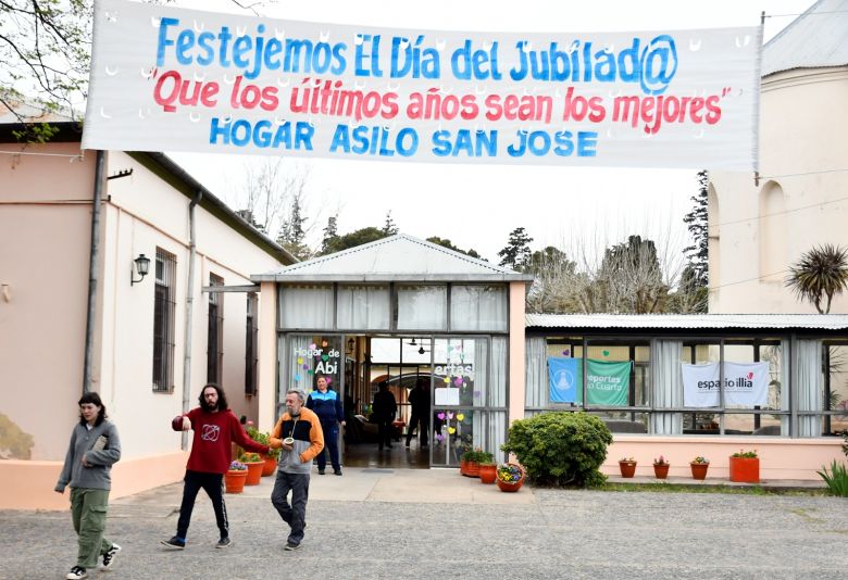 Día del Jubilado: Los adultos mayores celebraron con música en vivo y un almuerzo