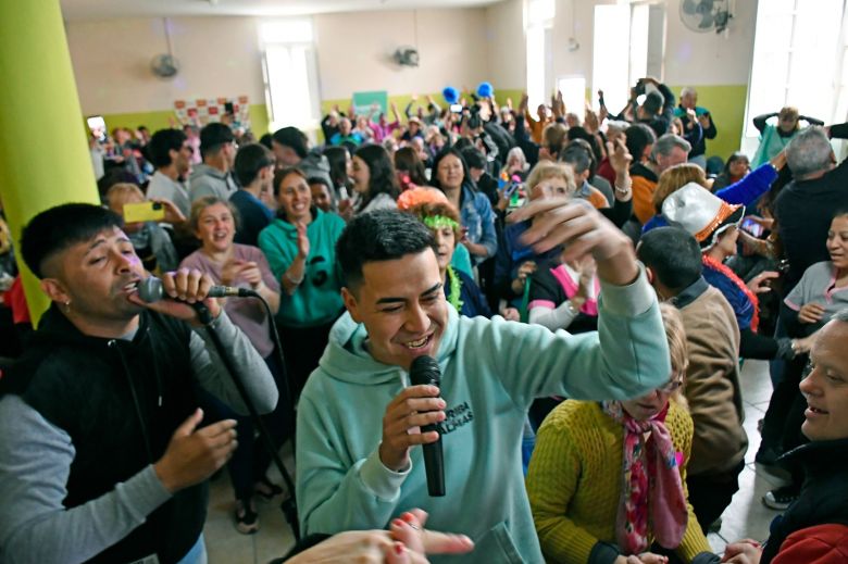 Día del Jubilado: Los adultos mayores celebraron con música en vivo y un almuerzo