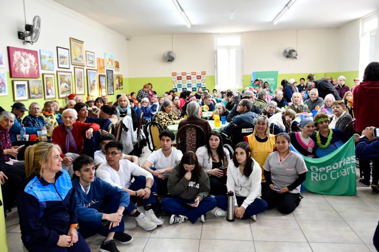 Día del Jubilado: Los adultos mayores celebraron con música en vivo y un almuerzo