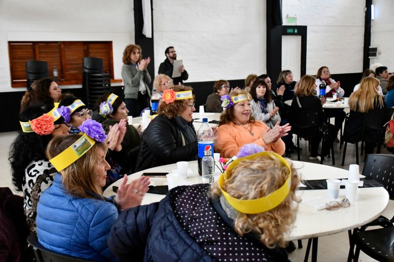 Día del Jubilado: Los adultos mayores celebraron con música en vivo y un almuerzo