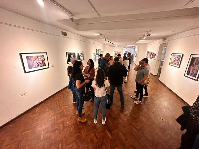 Con una muestra que incluye a 30 fotógrafos de la ciudad continúa La Noche De La Fotografía