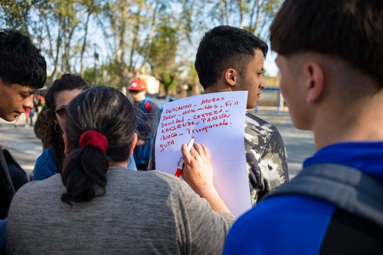 En Plaza Alberdi se vivió una nueva jornada del Aguante Poesía va a la Escuela 