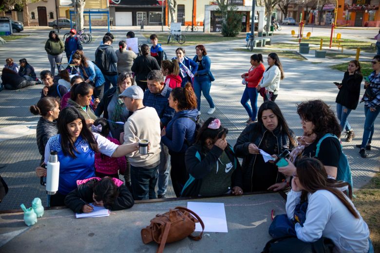 En Plaza Alberdi se vivió una nueva jornada del Aguante Poesía va a la Escuela 