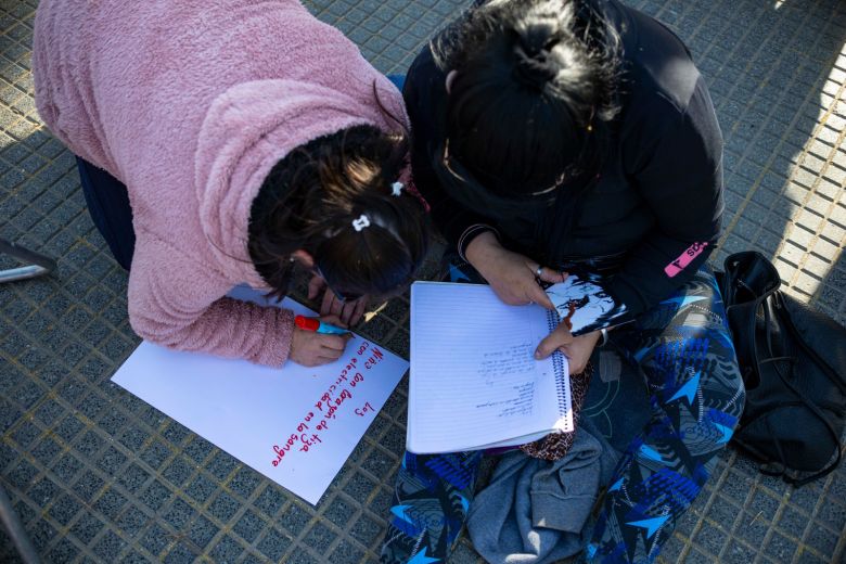 En Plaza Alberdi se vivió una nueva jornada del Aguante Poesía va a la Escuela 