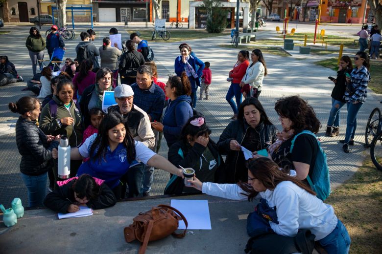 En Plaza Alberdi se vivió una nueva jornada del Aguante Poesía va a la Escuela 