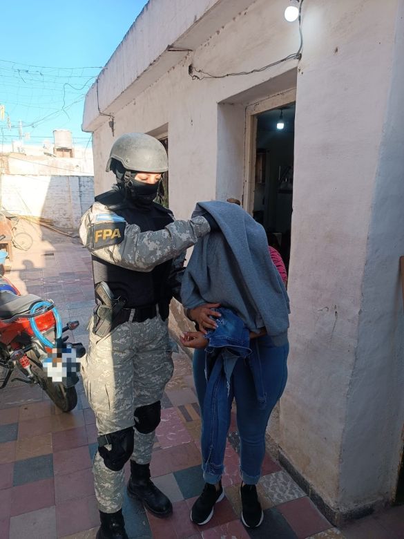 Córdoba: FPA allanó dos viviendas y detuvo a una mujer por comercializar drogas en barrio general Mosconi
