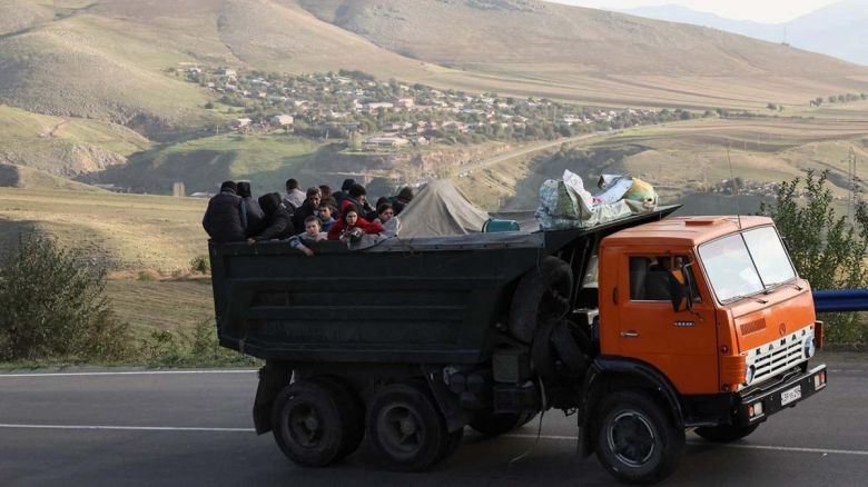 Los armenios de Nagorno Karabaj disolverán su república mientras continúa el éxodo