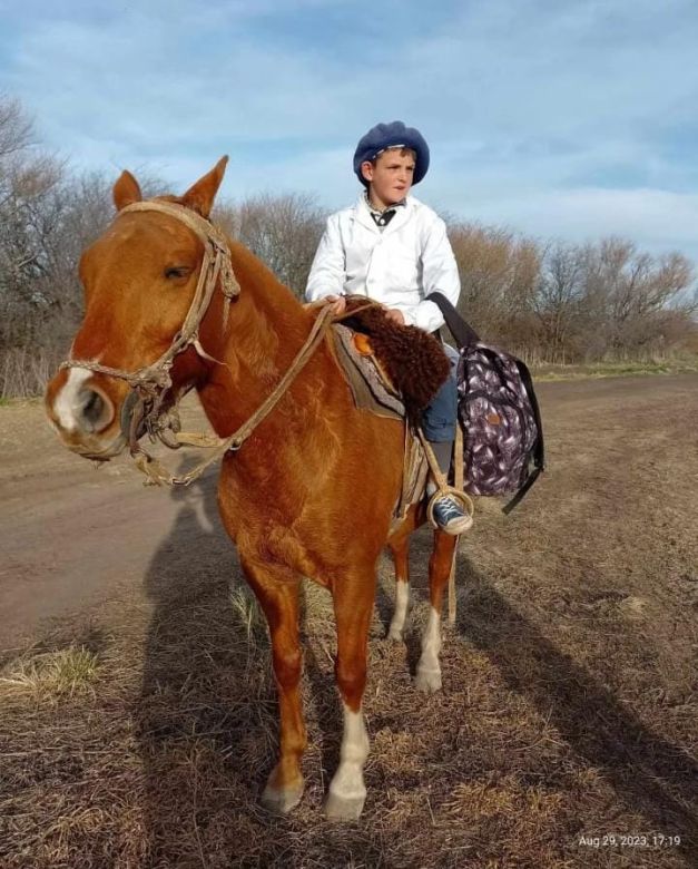 Un niño recorre 16 kilómetros a caballo para ir a la escuela en Sierra de la Ventana