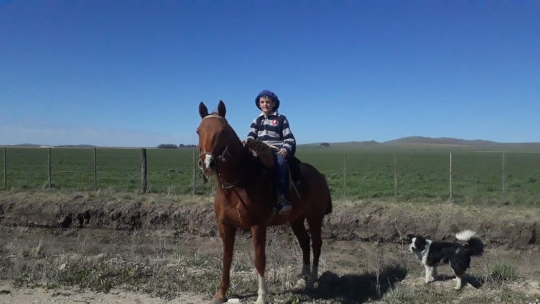 Un niño recorre 16 kilómetros a caballo para ir a la escuela en Sierra de la Ventana