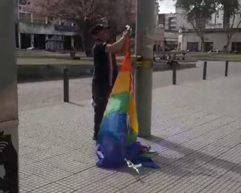 Bandera de la Diversidad: afirman que la iza la Municipalidad en fechas especiales y veteranos de Malvinas se disculparon