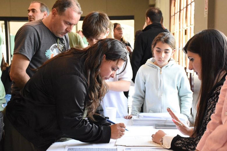 77 familias del barrio AGEC recibieron su escritura