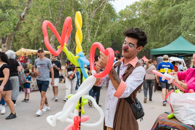 El Paseo de Ferias vivió otro domingo a pleno y se reconocieron a más de 200 emprendedores locales