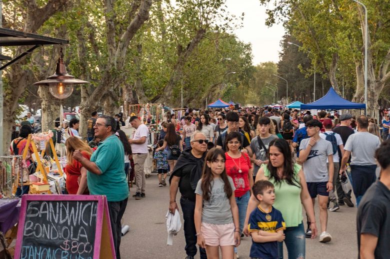 El Paseo de Ferias vivió otro domingo a pleno y se reconocieron a más de 200 emprendedores locales