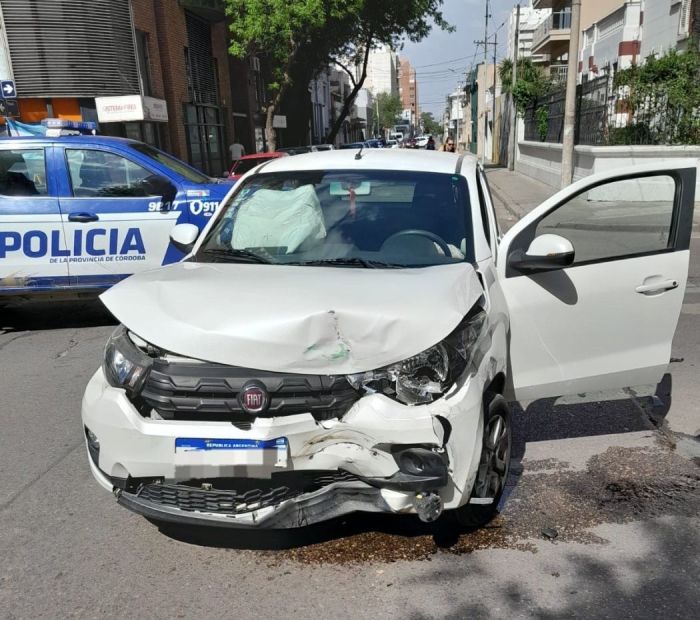 Una ambulancia colisionó contra un automóvil en el macrocentro