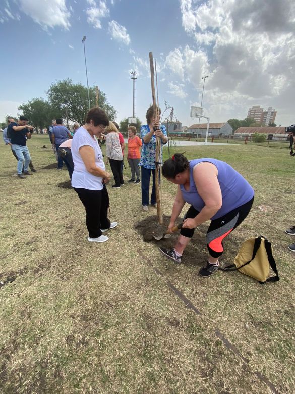 LV16 planta árboles en distintos sectores de la ciudad por los 72 años de la emisora