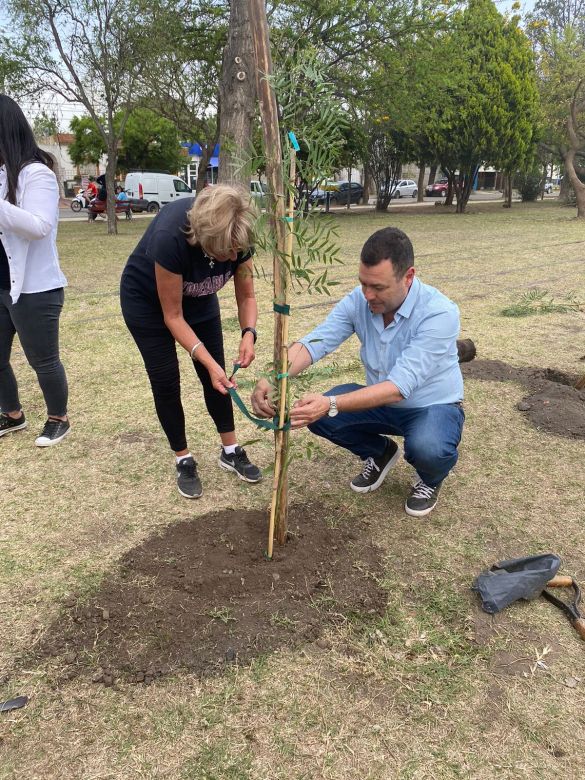 LV16 planta árboles en distintos sectores de la ciudad por los 72 años de la emisora