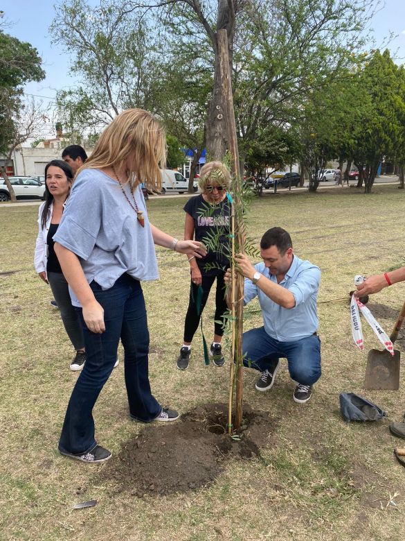 LV16 planta árboles en distintos sectores de la ciudad por los 72 años de la emisora