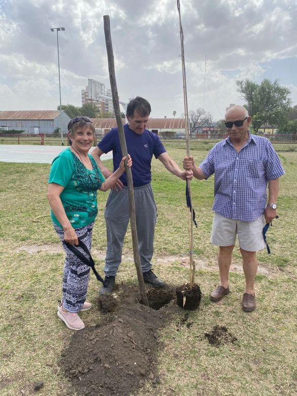 LV16 planta árboles en distintos sectores de la ciudad por los 72 años de la emisora