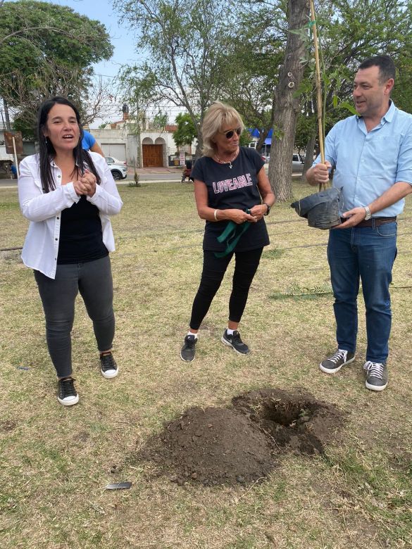 LV16 planta árboles en distintos sectores de la ciudad por los 72 años de la emisora