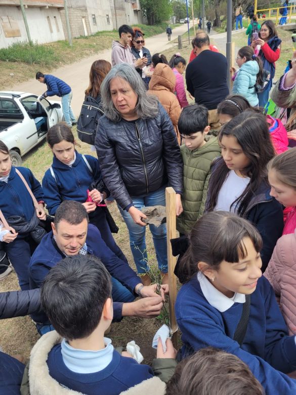 LV16 plantó árboles en distintos sectores de la ciudad por los 72 años de la emisora