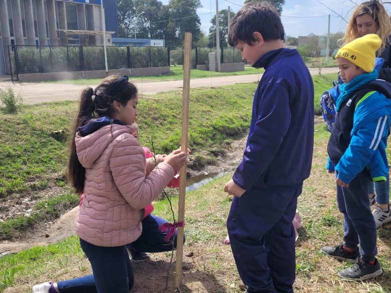 LV16 plantó árboles en distintos sectores de la ciudad por los 72 años de la emisora