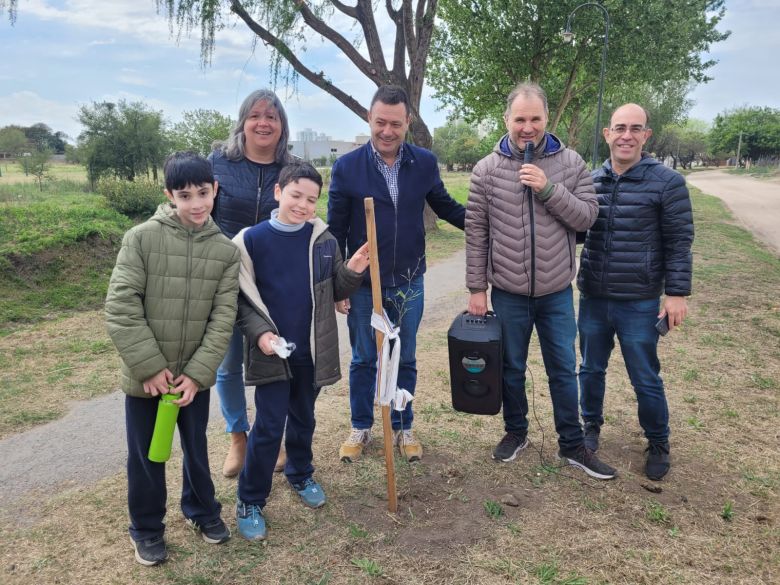 LV16 plantó árboles en distintos sectores de la ciudad por los 72 años de la emisora