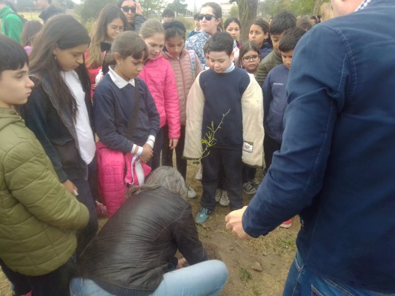 LV16 plantó árboles en distintos sectores de la ciudad por los 72 años de la emisora