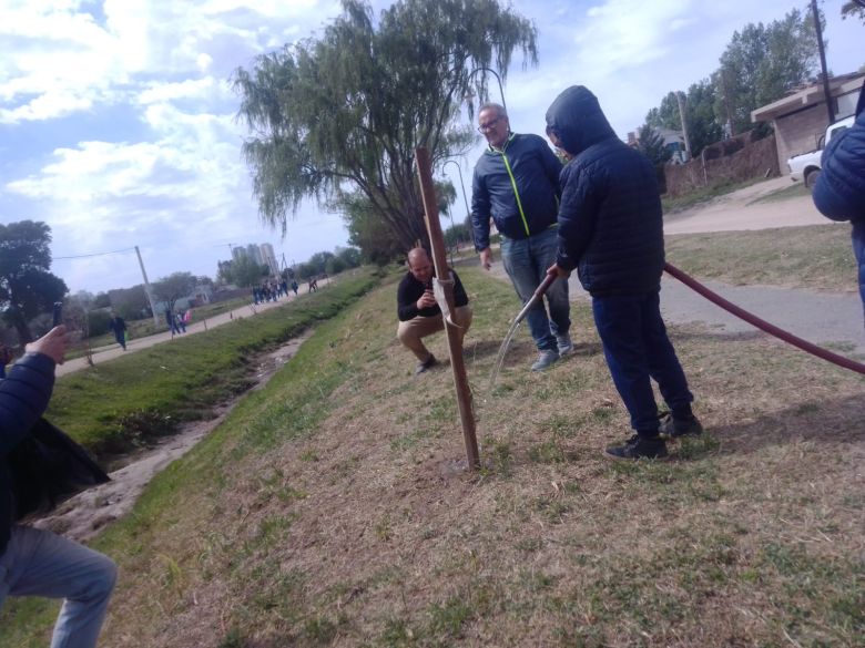 LV16 plantó árboles en distintos sectores de la ciudad por los 72 años de la emisora