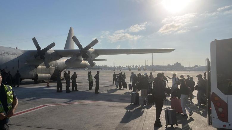 Comenzó la evacuación de los argentinos que pidieron salir de Israel