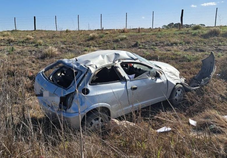 Despiste y vuelco de un automóvil en Ruta Provincial E-86