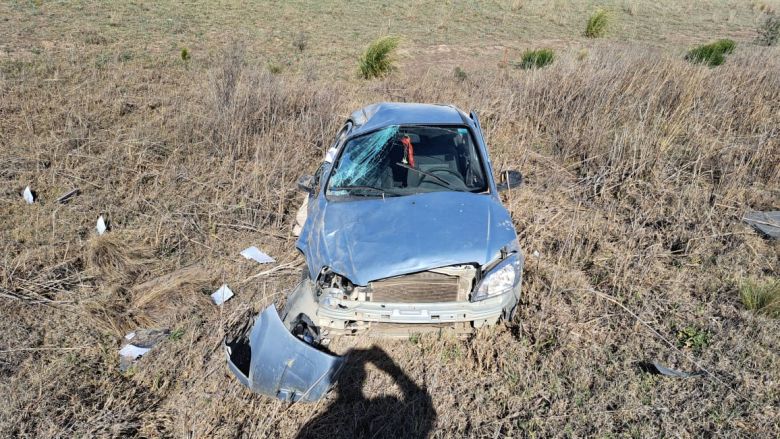 Despiste y vuelco de un automóvil en Ruta Provincial E-86