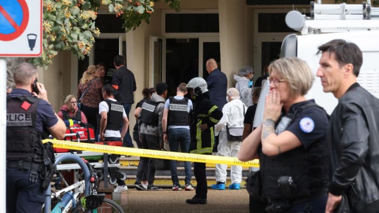 Un hombre entró a una escuela en Francia, mató a un docente con un cuchillo y gritó "Alá es grande"