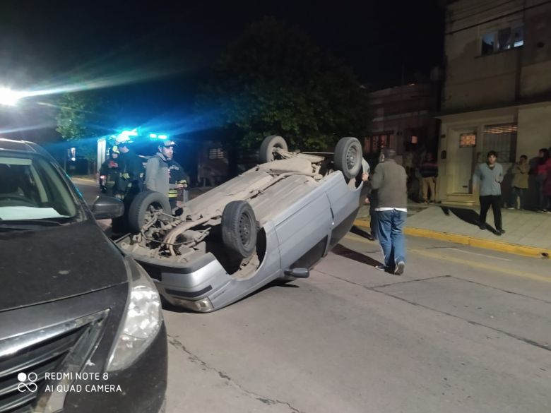 Volcó un automóvil en calle Paso al 900