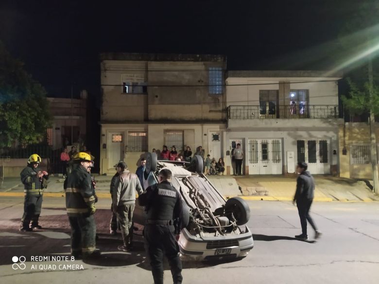 Volcó un automóvil en calle Paso al 900