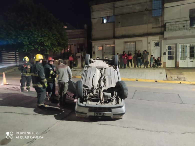 Volcó un automóvil en calle Paso al 900