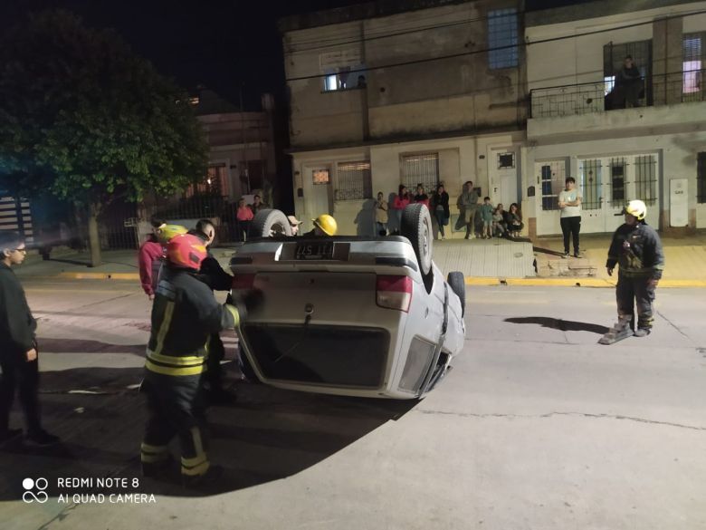 Volcó un automóvil en calle Paso al 900